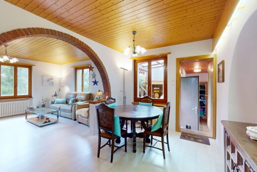 wohn- / esszimmer mit bemerkenswerter kronleuchter, gewölbte gehwege, wood ceiling, holzdecke, und inside property