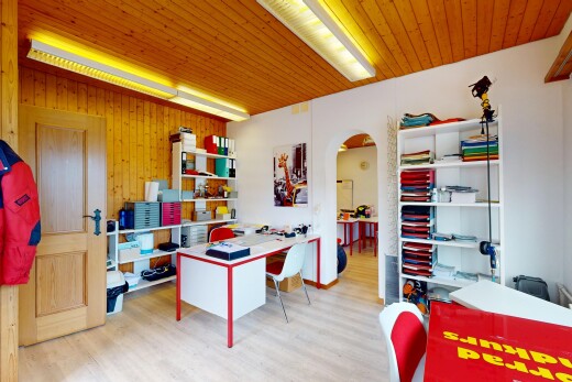 büro mit wood ceiling, holzdecke, gewölbte gehwege, inside property, und wood wall