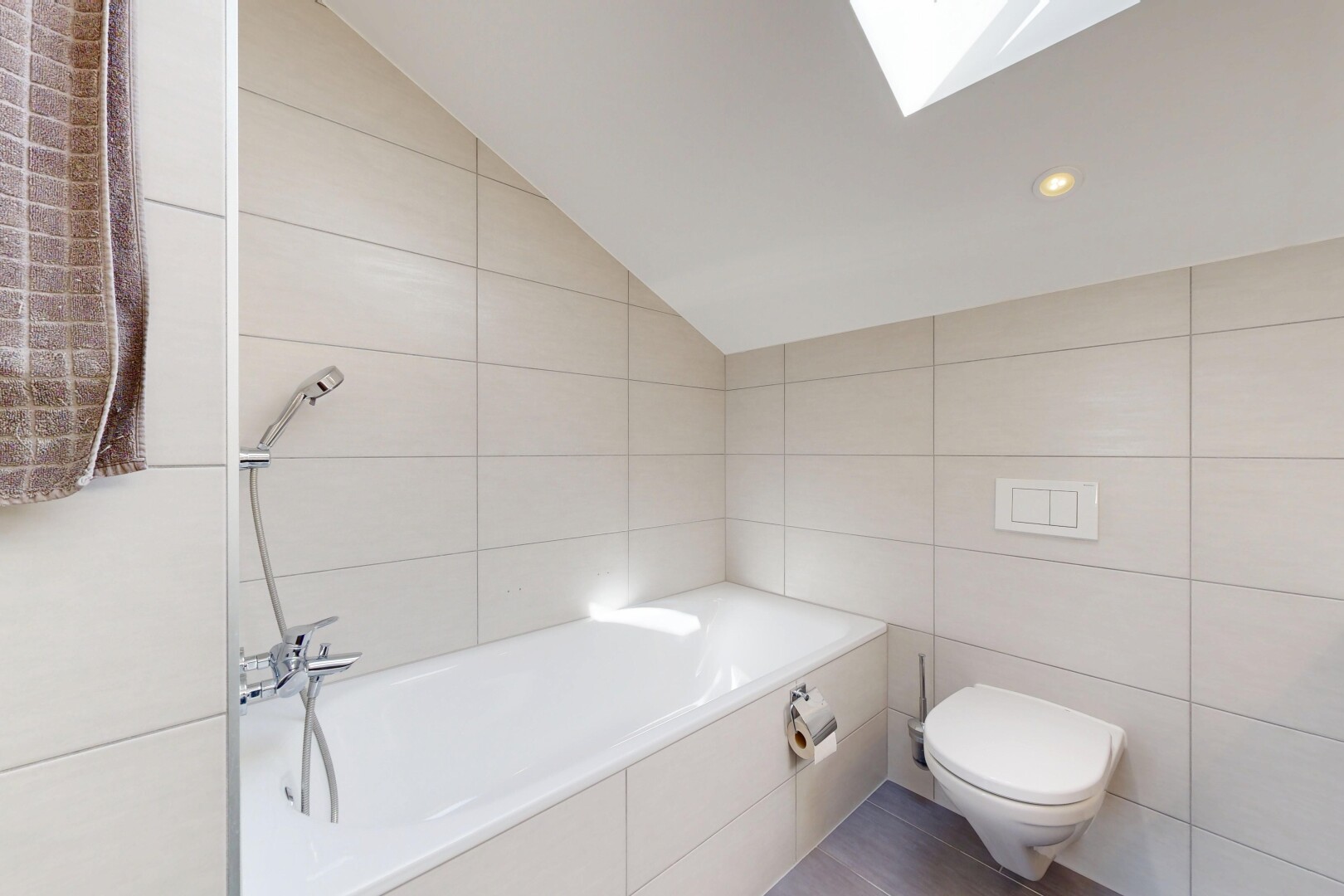 bathroom featuring tile walls, lofted ceiling, a garden tub, a skylight, and recessed lighting