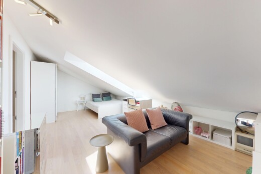 salon avec low ceiling, plafond bas, pièce supplémentaire, inside property, et wood finish floor