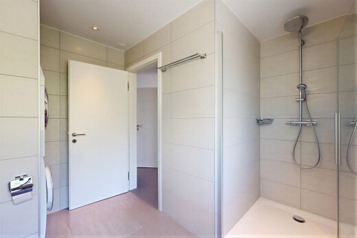 salle de bains avec douche, inside property, mur en carrelage, tile wall, et salle de bain complète