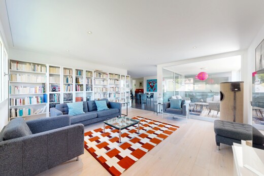 salon avec inside property, wood finish floor, sol en finition bois, natural light, et lumière naturelle