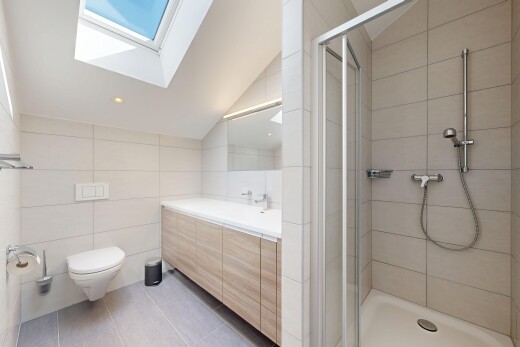salle de bains avec mur en carrelage, tile wall, salle de bain complète, sol en carrelage, et tile floor