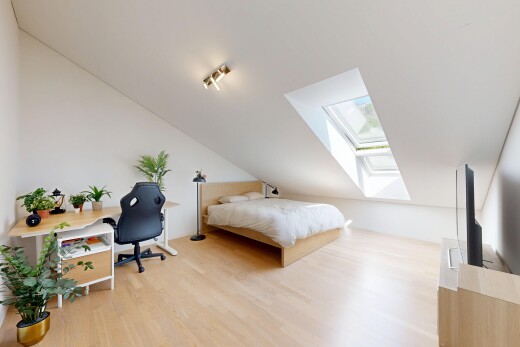 chambre avec pièce supplémentaire, puits de lumière, sol en finition bois, wood finish floor, et inside property