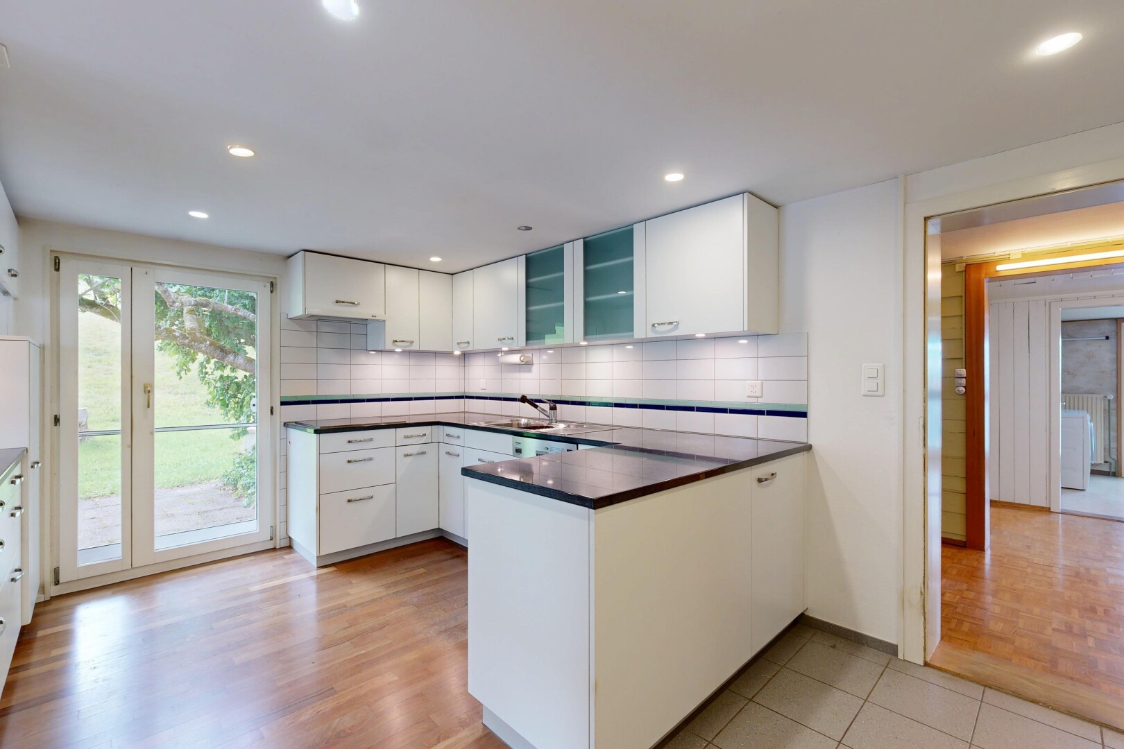 küche mit weiße schränke, white cabinets, schränke mit glastüren, glass insert cabinets, und küchentheke
