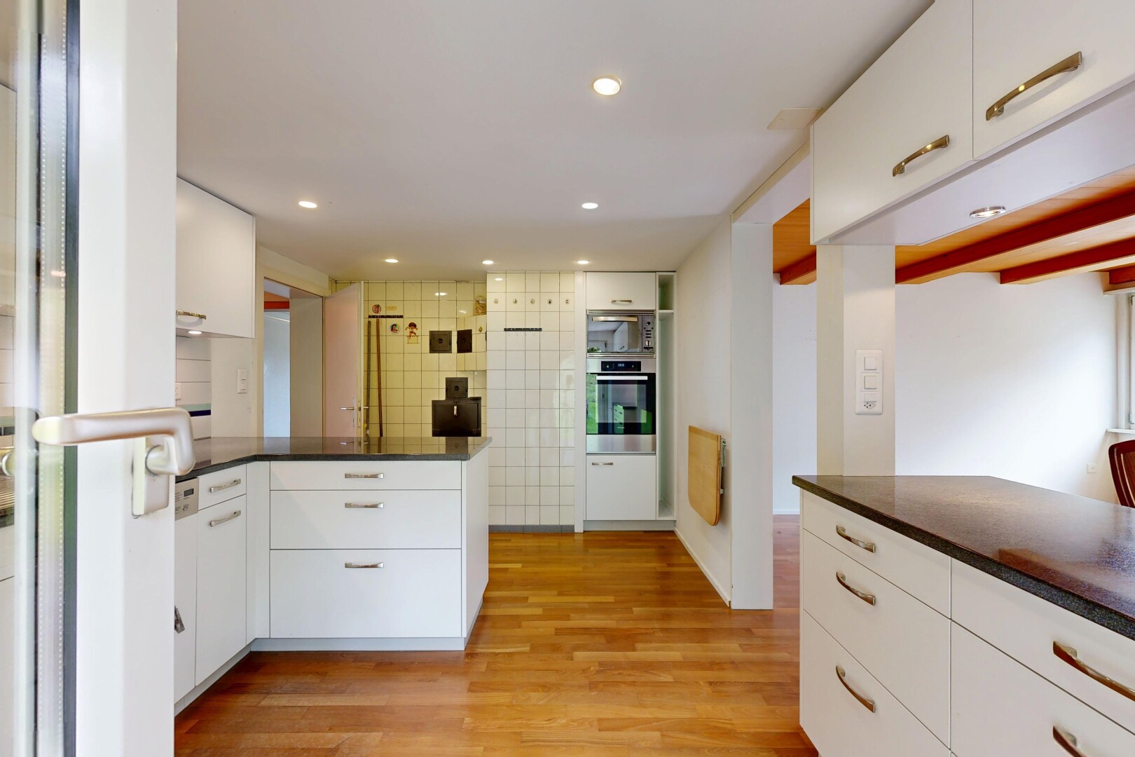 küche mit dark countertops, weiße schränke, white cabinets, küchentheke, und kitchen peninsula