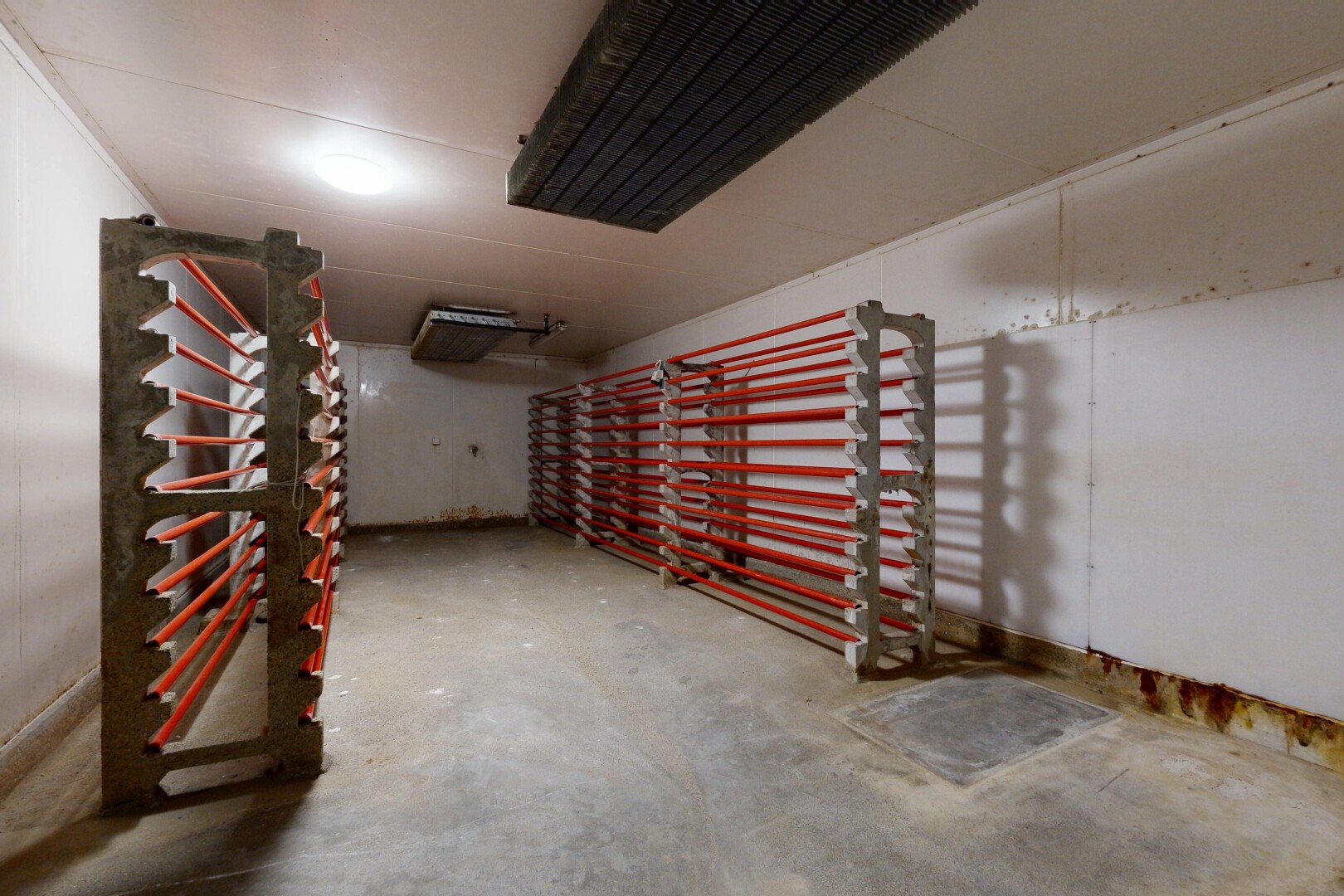 innenraum mit betonboden, concrete floor, inside property, und unfinished concrete floor