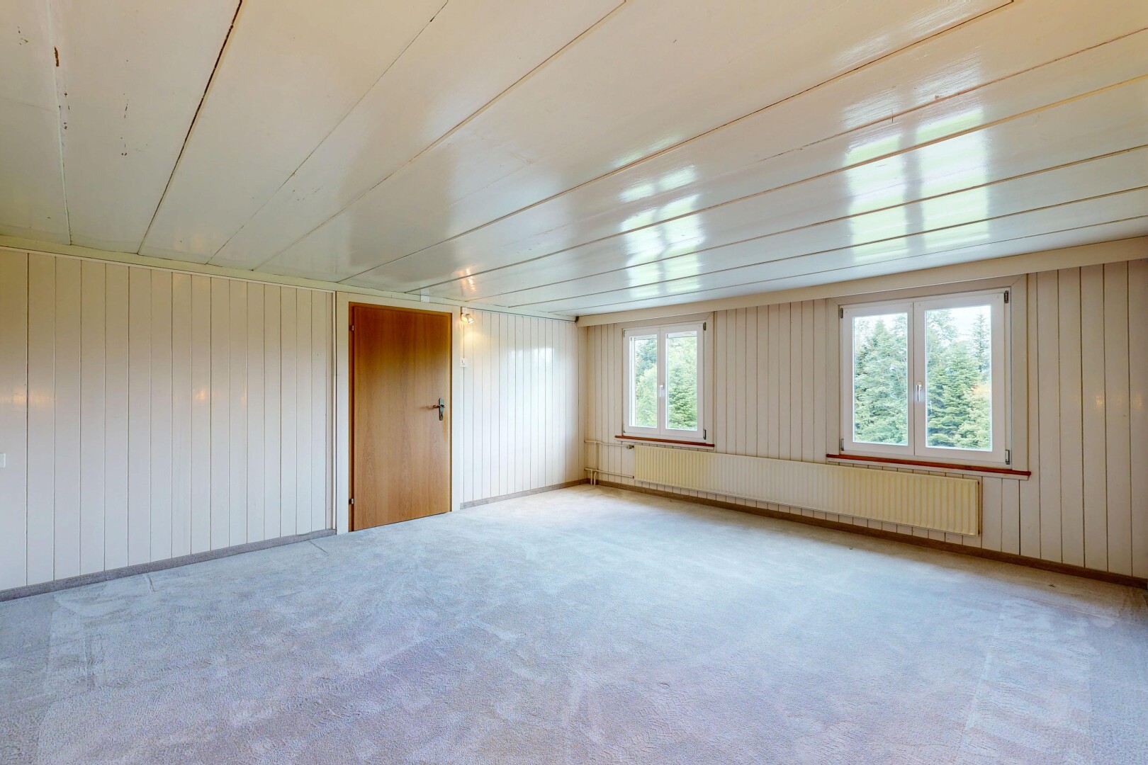 leerer raum mit holzwand, wood wall, inside property, natürliches licht, und natural light