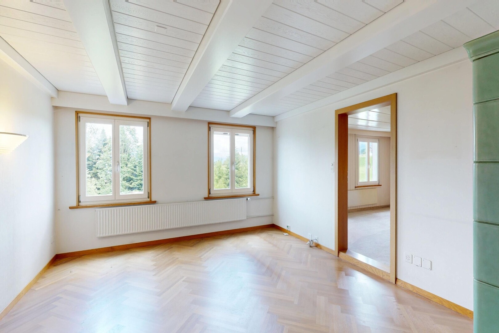 leerer raum mit gipskartonwand, drywall, holzfußboden, wood finish floor, und kühler
