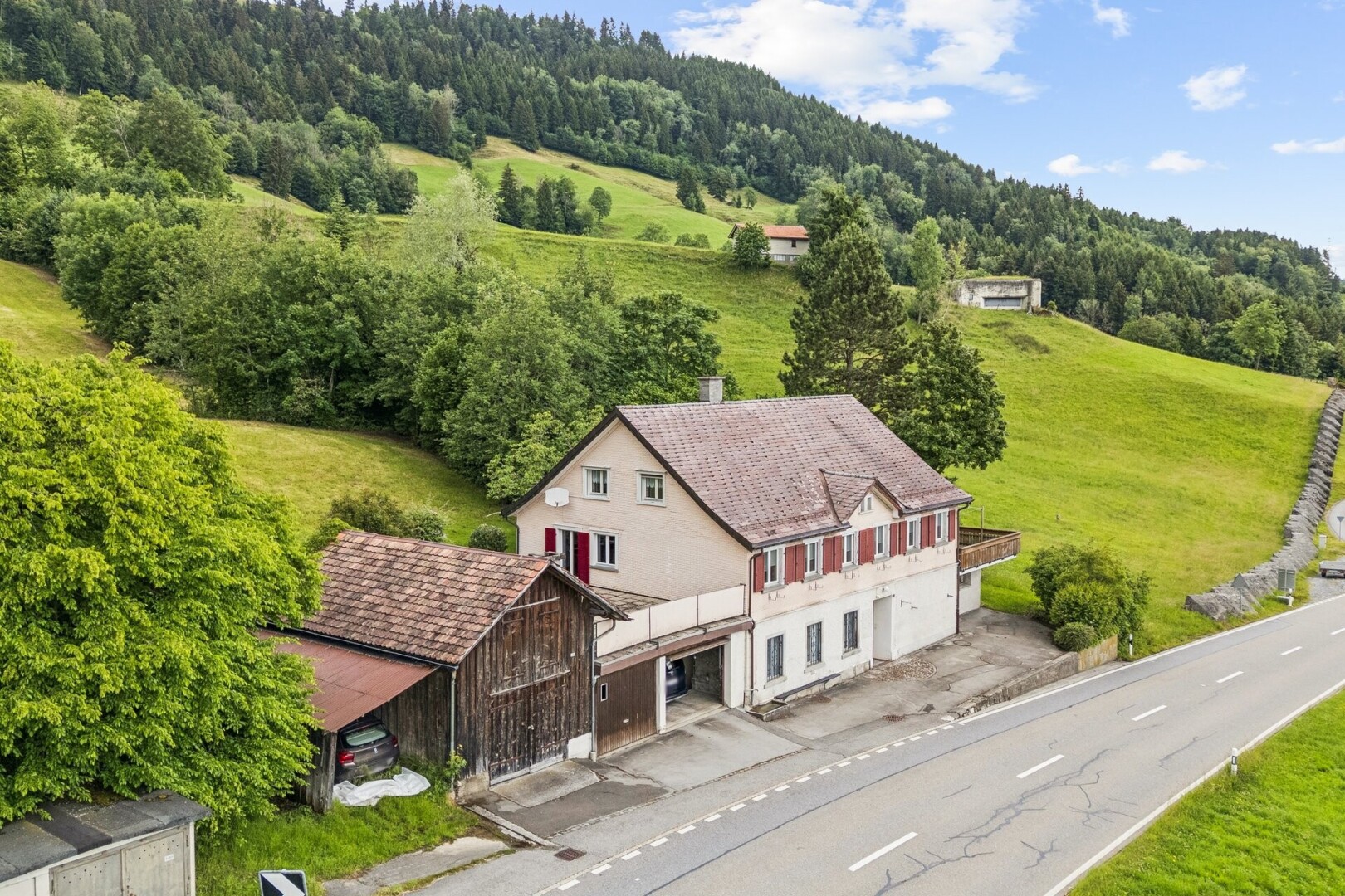außenansicht mit waldblick, forest view, day time, ländliche aussicht, und rural view