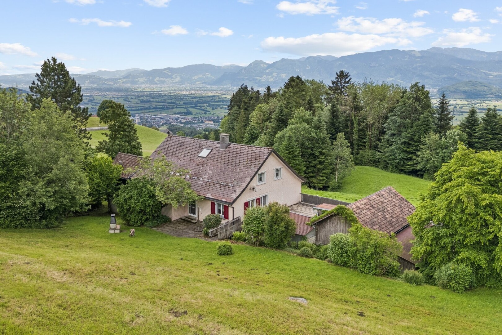 außenansicht mit mountain view, blick auf die berge, rasen, property visible, und day time