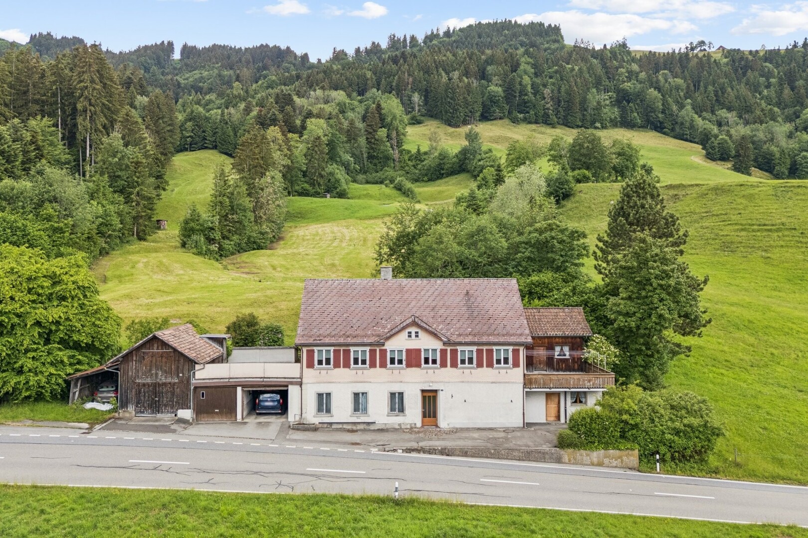 außenansicht mit rasen, property visible, day time, forest view, und waldblick