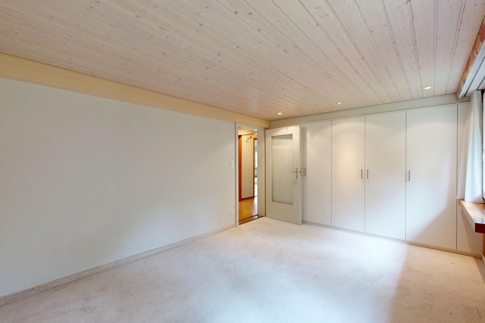 leerer raum mit holzdecke, wood ceiling, inside property, teppich, und carpet