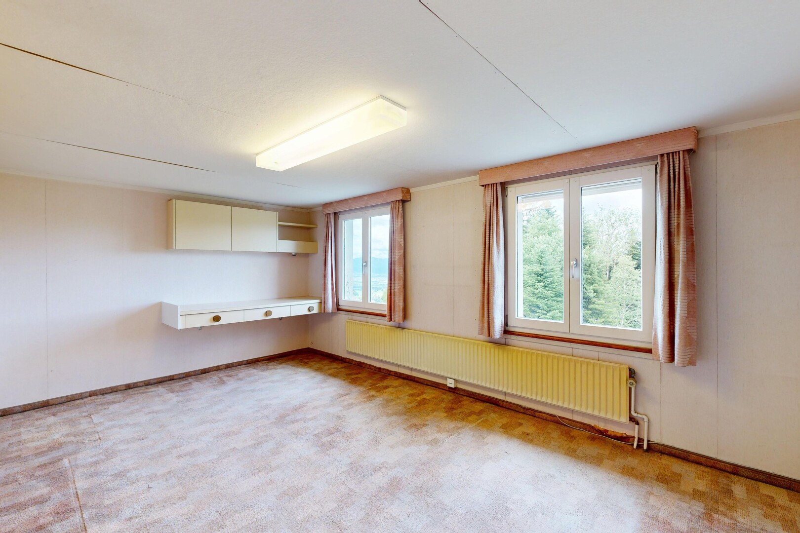 leerer raum mit kühler, inside property, natürliches licht, natural light, und wandvertäfelung