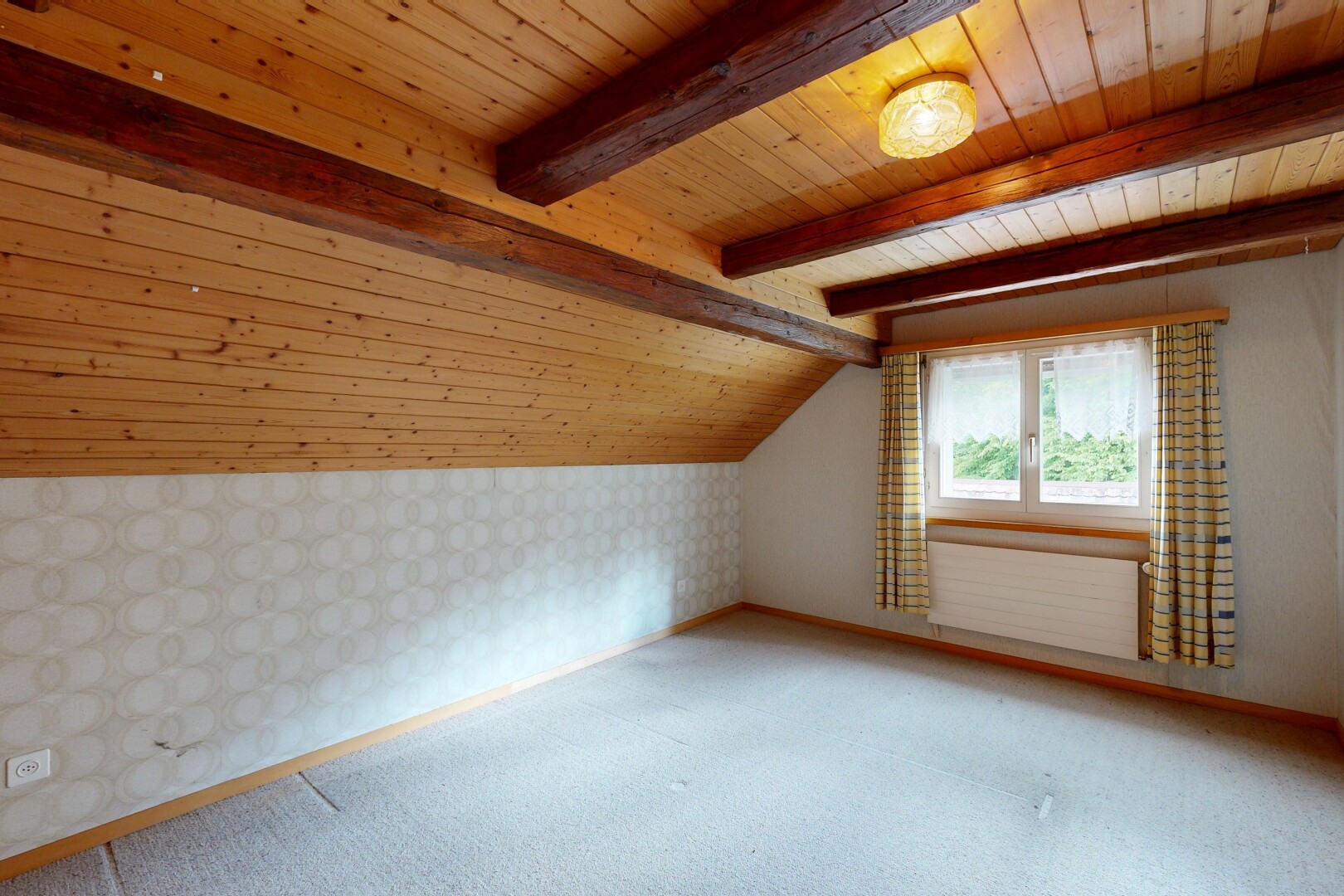leerer raum mit tapetenwand, wallpaper wall, niedrige decke, low ceiling, und inside property