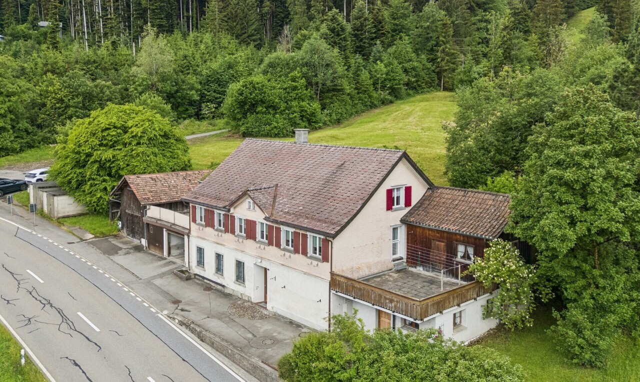 außenansicht mit property visible, balkon, und rasen
