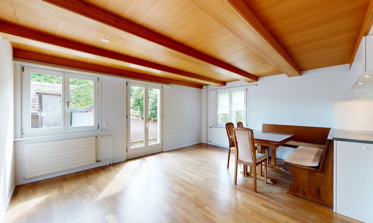 esszimmer mit inside property, holzfußboden, wood finish floor, kühler, und natürliches licht