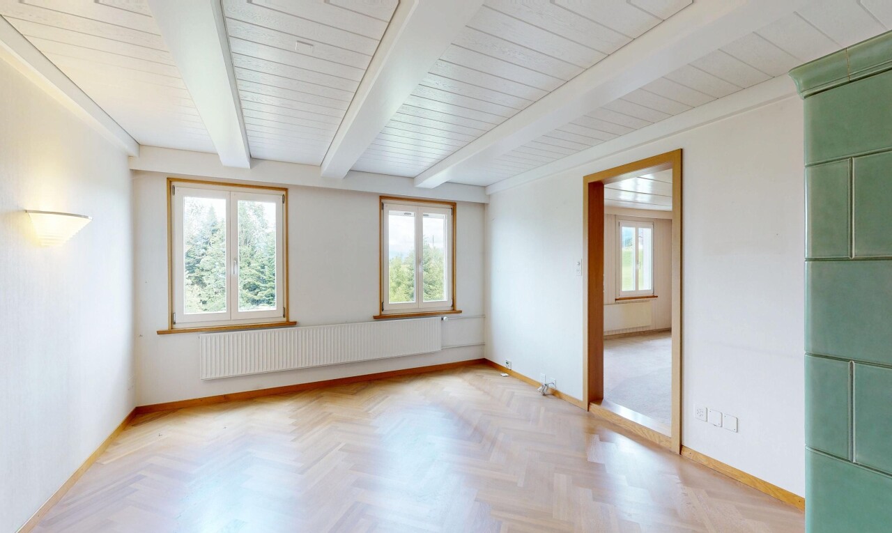 leerer raum mit gipskartonwand, drywall, holzfußboden, wood finish floor, und kühler