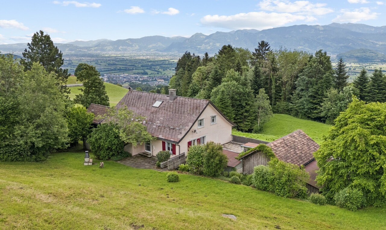 außenansicht mit mountain view, blick auf die berge, rasen, property visible, und day time