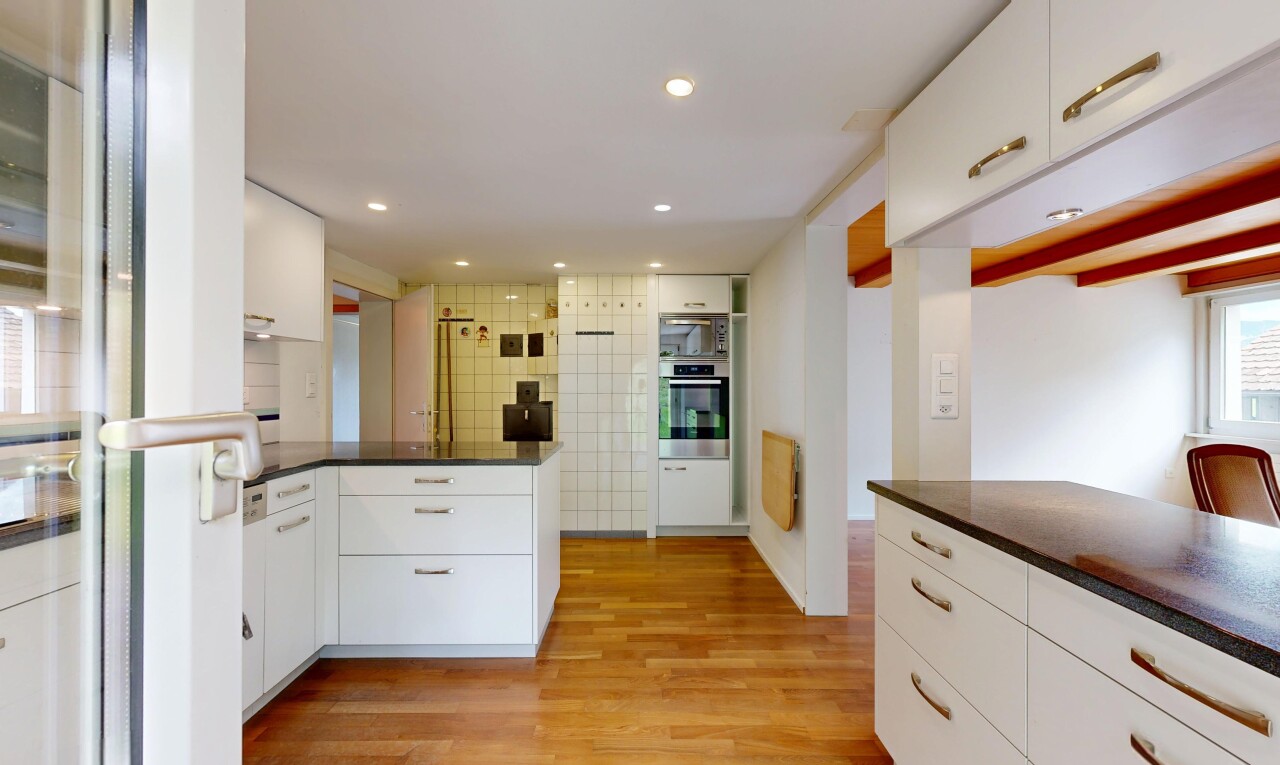 küche mit dark countertops, weiße schränke, white cabinets, küchentheke, und kitchen peninsula