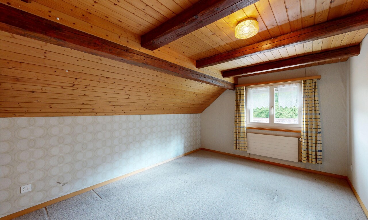 leerer raum mit tapetenwand, wallpaper wall, niedrige decke, low ceiling, und inside property