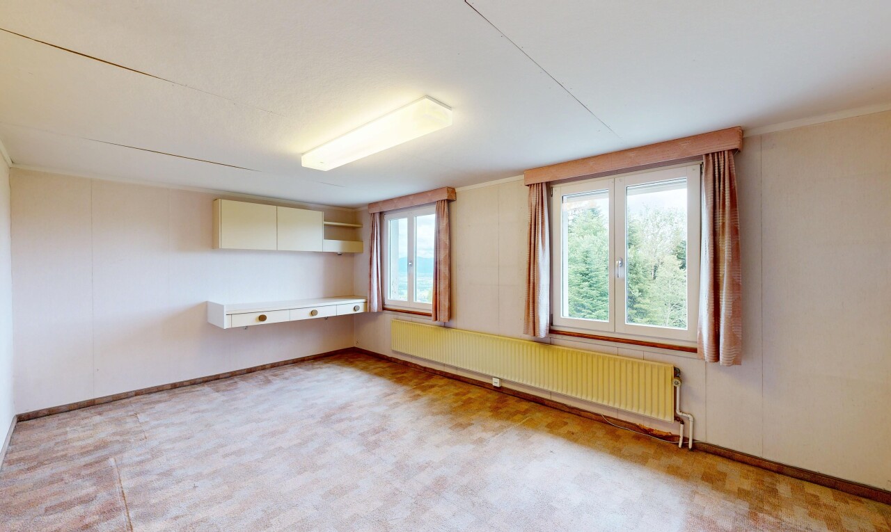 leerer raum mit kühler, inside property, natürliches licht, natural light, und wandvertäfelung