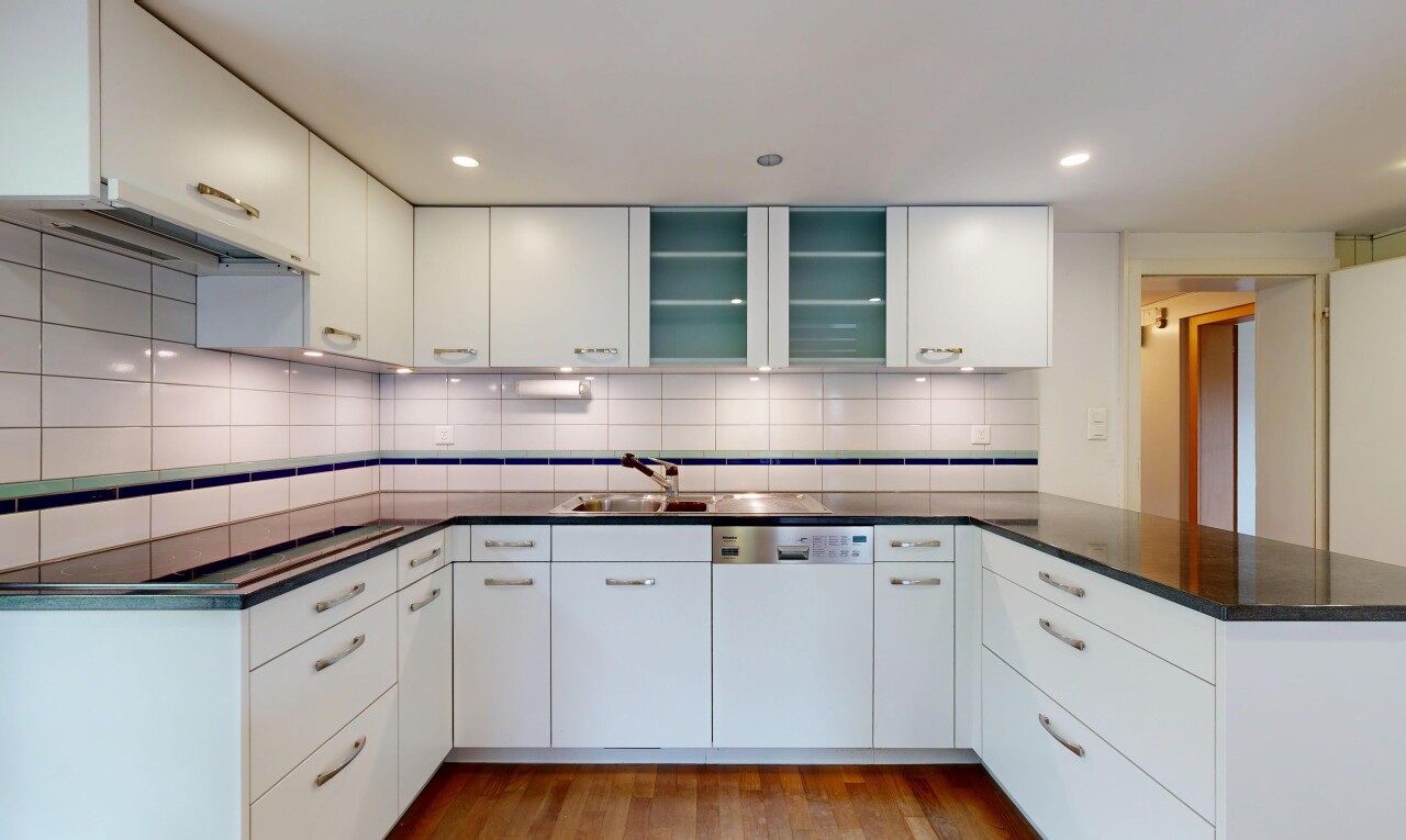küche mit dark countertops, küchentheke, kitchen peninsula, schränke mit glastüren, und glass insert cabinets