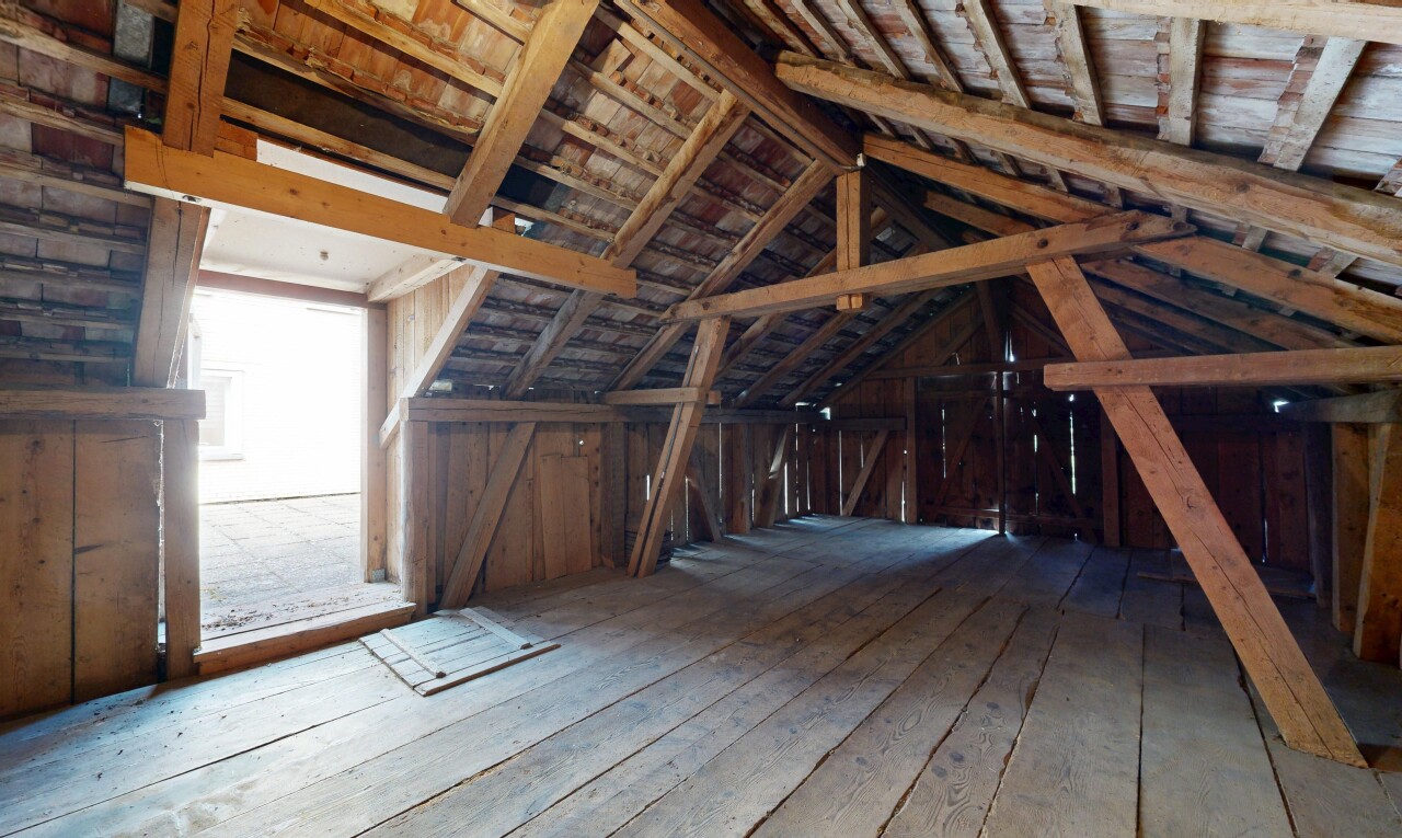 leerer raum mit hardwood floor, dachschräge, vaulted ceiling, inside property, und kathedralendecke