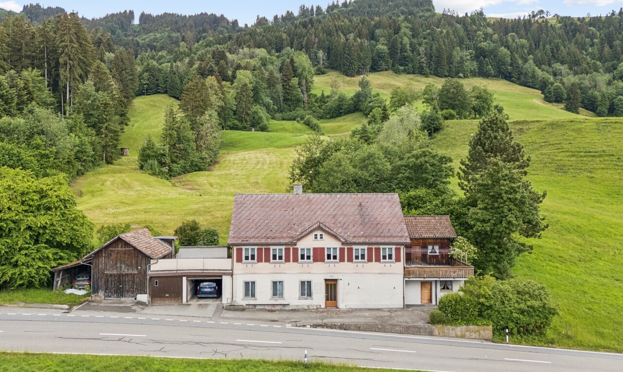 außenansicht mit rasen, property visible, day time, forest view, und waldblick