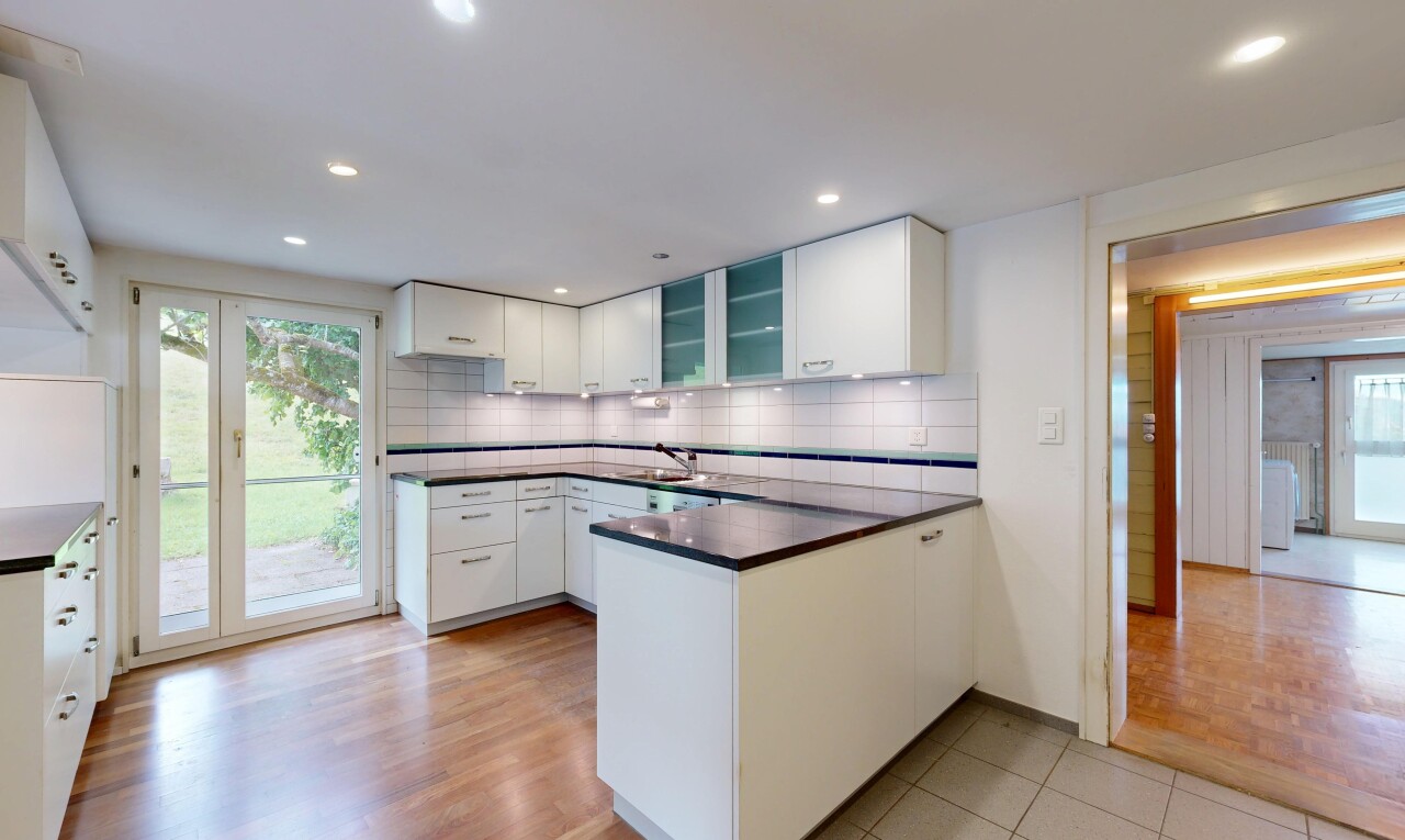 küche mit weiße schränke, white cabinets, schränke mit glastüren, glass insert cabinets, und küchentheke