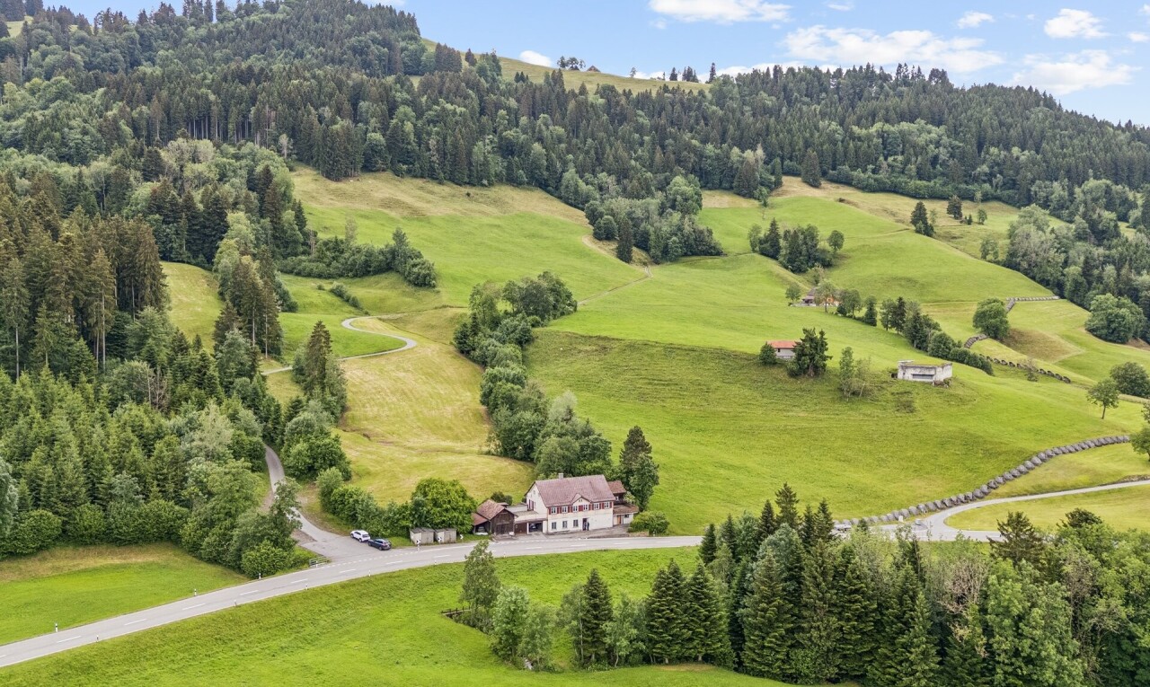 blick auf die berge mit forest view, waldblick, aerial view, rural view, und ländliche aussicht