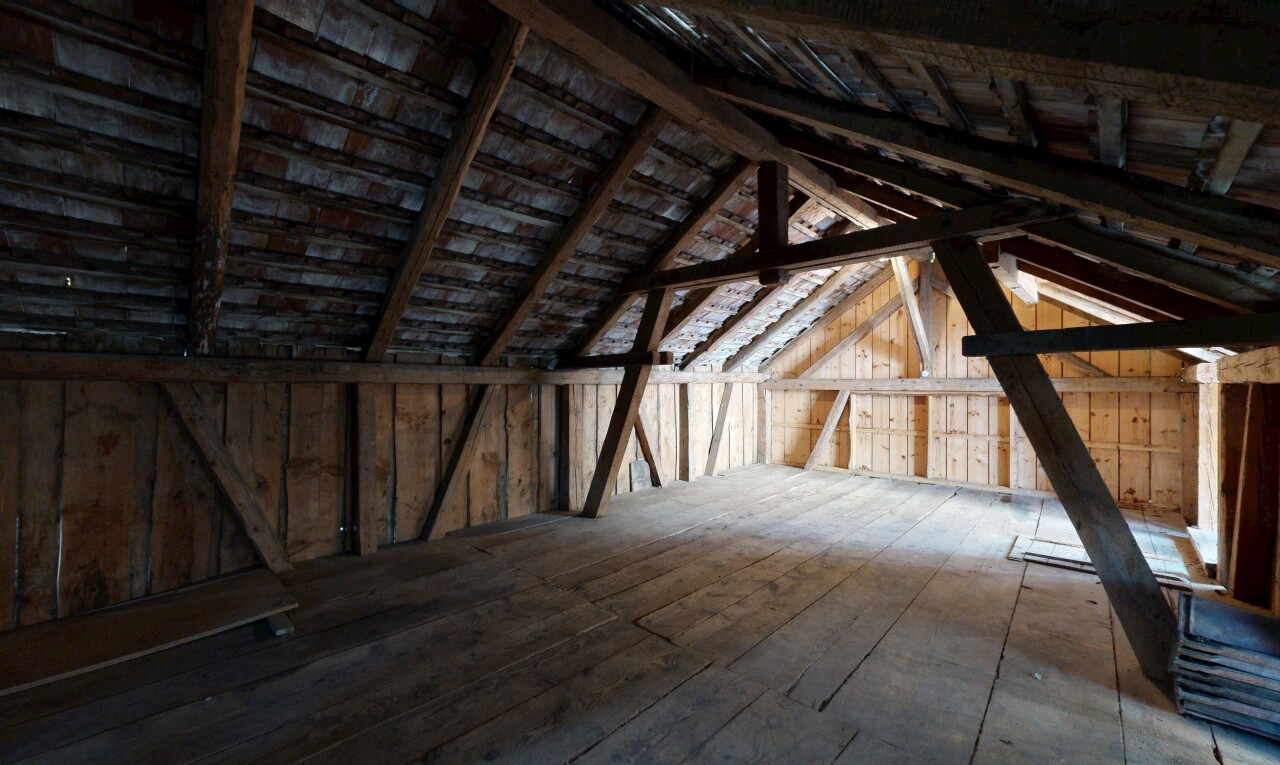 leerer raum mit kathedralendecke, cathedral ceiling, dachschräge, vaulted ceiling, und inside property