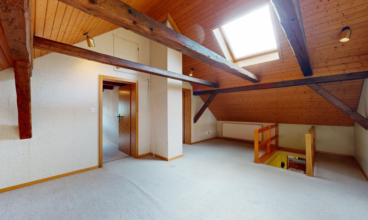 leerer raum mit holzdecke, wood ceiling, balkendecke, beamed ceiling, und dachschräge