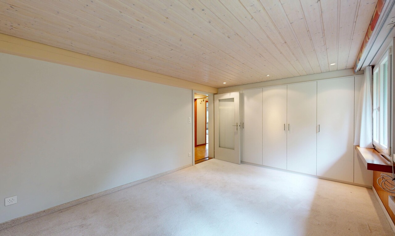 leerer raum mit holzdecke, wood ceiling, inside property, teppich, und carpet