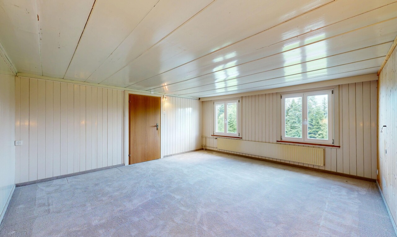 leerer raum mit holzwand, wood wall, inside property, natürliches licht, und natural light