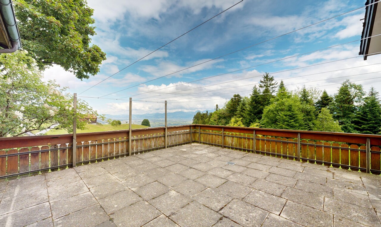 terrasse mit zaun, power lines view, day time, terrasse, und from property