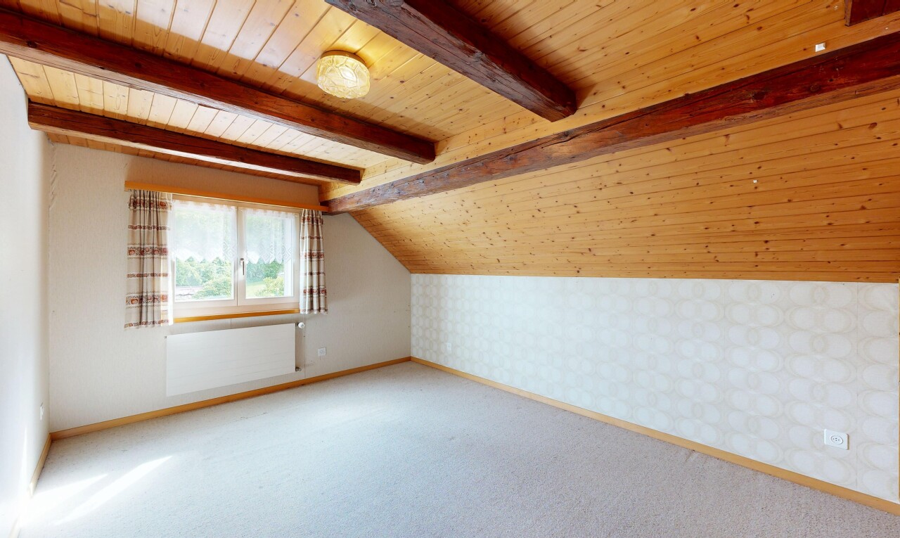 leerer raum mit tapetenwand, wallpaper wall, niedrige decke, low ceiling, und kühler