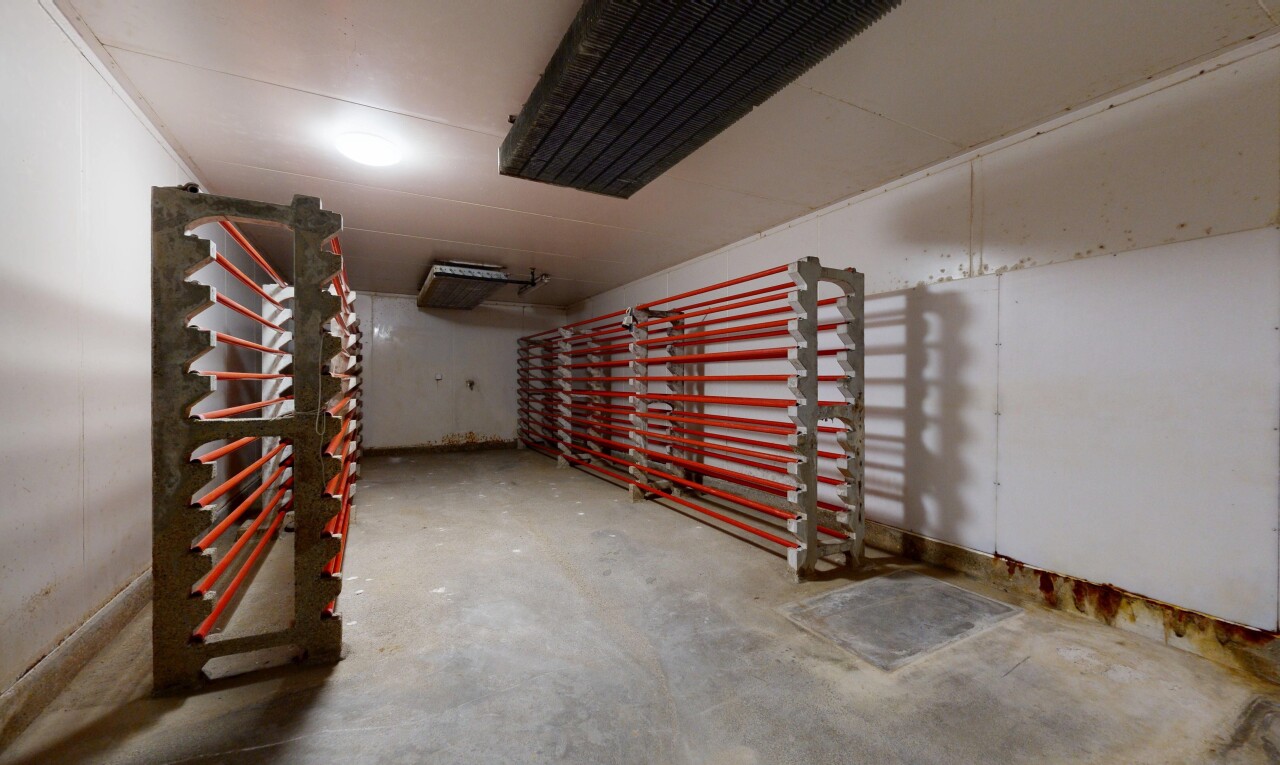 innenraum mit betonboden, concrete floor, inside property, und unfinished concrete floor