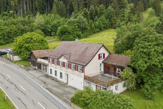außenansicht mit property visible, balkon, und rasen
