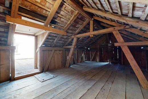 leerer raum mit hardwood floor, dachschräge, vaulted ceiling, inside property, und kathedralendecke
