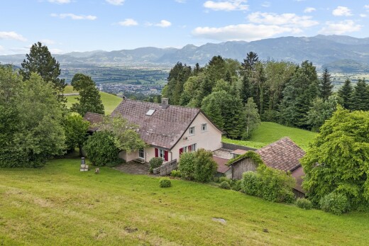 außenansicht mit mountain view, blick auf die berge, rasen, property visible, und day time
