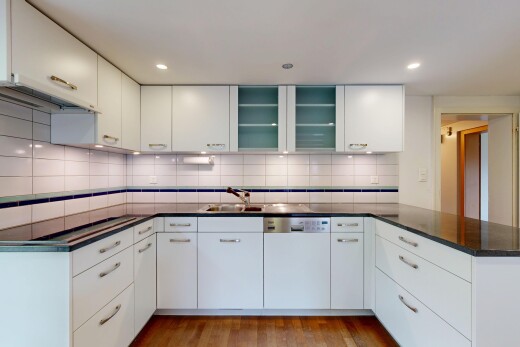 küche mit dark countertops, küchentheke, kitchen peninsula, schränke mit glastüren, und glass insert cabinets