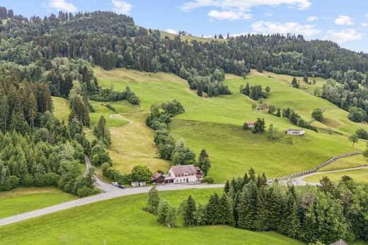blick auf die berge mit forest view, waldblick, aerial view, rural view, und ländliche aussicht