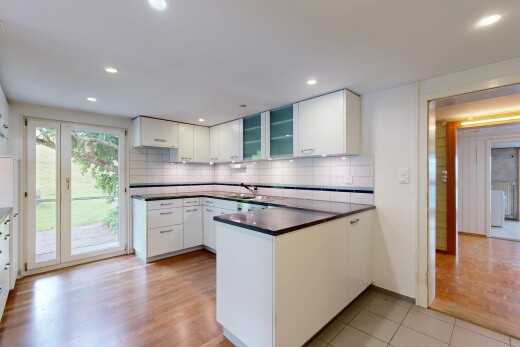küche mit weiße schränke, white cabinets, schränke mit glastüren, glass insert cabinets, und küchentheke