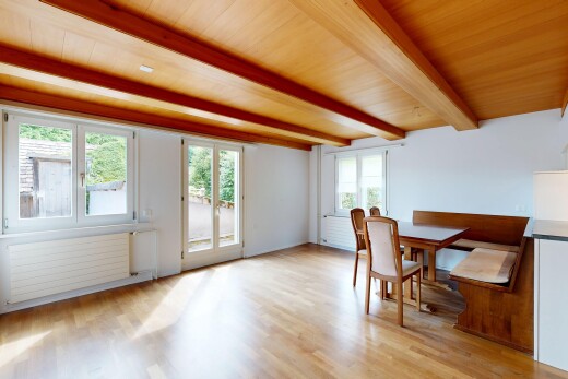 esszimmer mit inside property, holzfußboden, wood finish floor, kühler, und natürliches licht