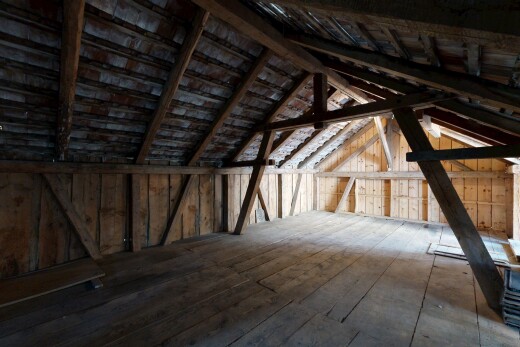 leerer raum mit kathedralendecke, cathedral ceiling, dachschräge, vaulted ceiling, und inside property
