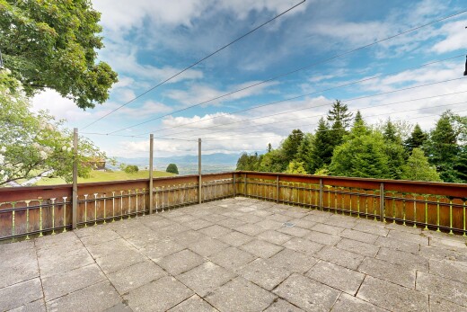 terrasse mit zaun, power lines view, day time, terrasse, und from property