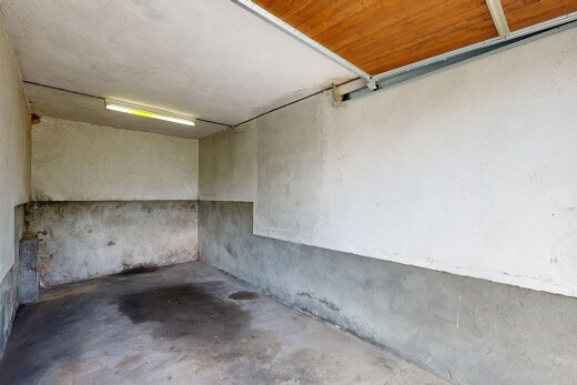 leerer raum mit betonboden, concrete floor, unfinished concrete floor, betonmauer, und concrete wall
