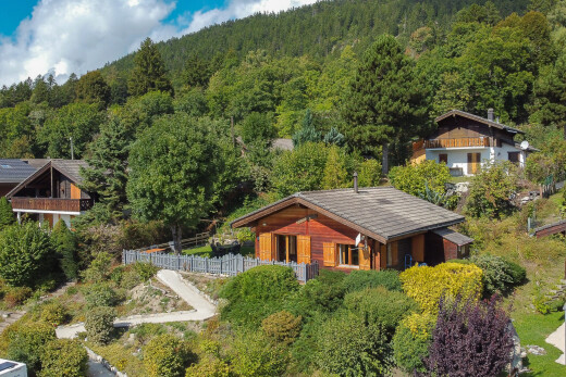 façade avec forest view, vue sur la forêt, property visible, et clôture