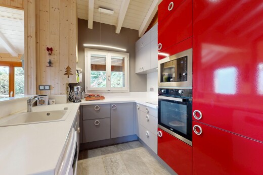 cuisine avec plafond à poutres, beamed ceiling, four, micro-ondes, et plans de travail